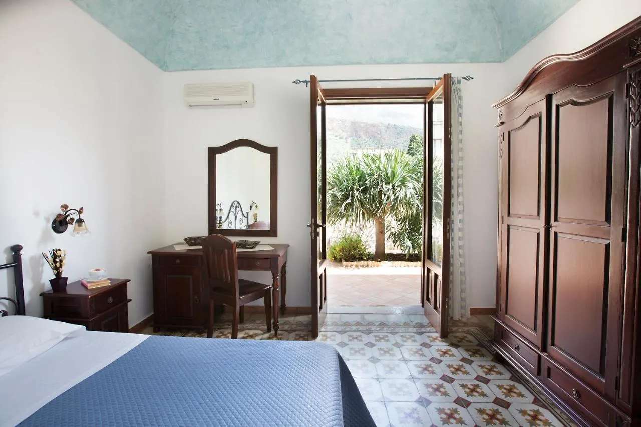 Hotel Cala di Ponente Castelluzzo 2*,  Italia