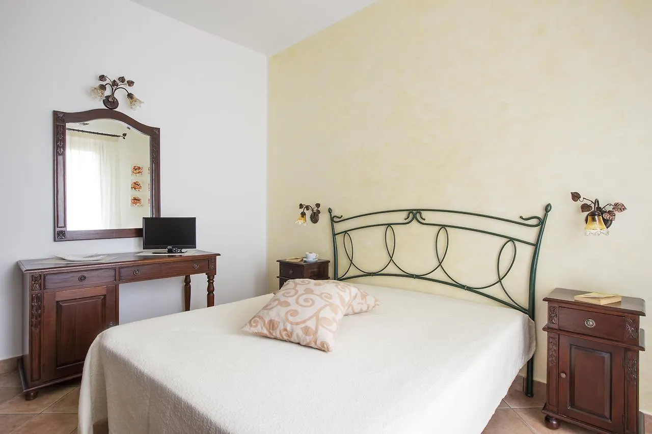 Hotel Cala di Ponente Castelluzzo 2*,
